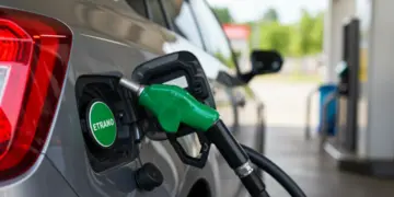 Homem abastecendo carro flex com álcool ou gasolina, representando a escolha de combustível para economia em 2025.