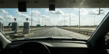 Carro passando por uma praça de pedágio com tag de pagamento eletrônico, simbolizando economia e praticidade em viagens.