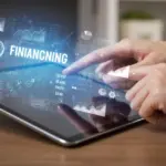 Detalhe de uma mão interagindo com um tablet que exibe dados de simulação de financiamento de carro, com taxas de juros e prazos.